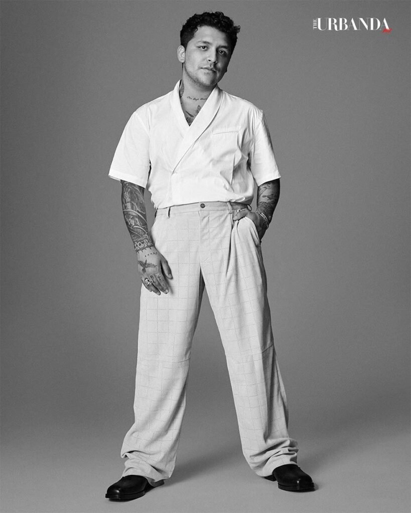 Pantalón, ARMANI Camisa, ANTONIO MIRÓ Anillo, THOMAS SABO Zapatos, BOSS
