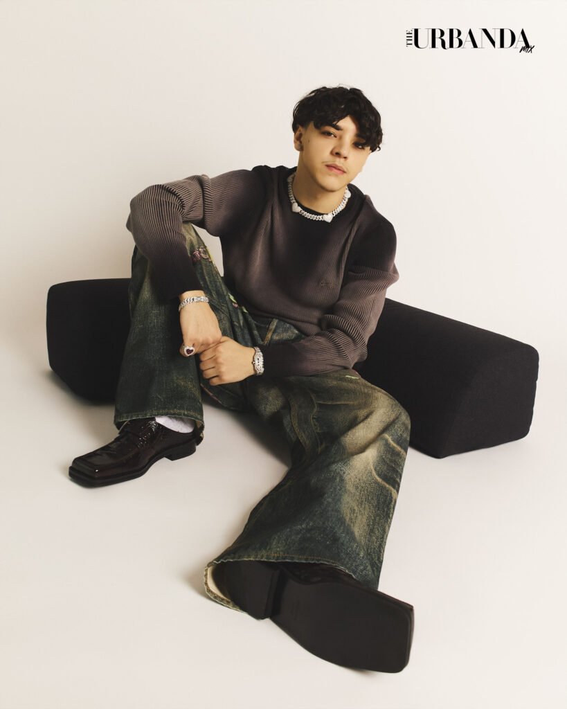 Xavi pantalon denim deslavado y jersey negro