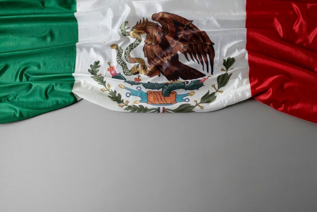 Esta es la bandera de México que actualmente conocemos.