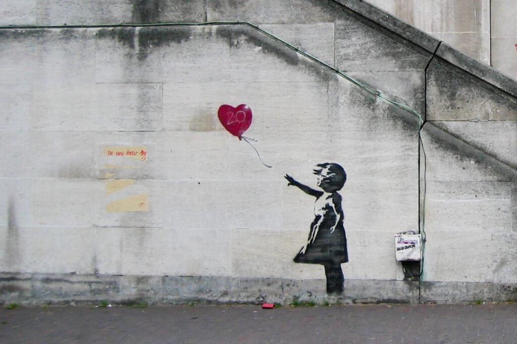 Una de las obras más reconocidas del artista es La Niña con Globo, ubicada en Londres.