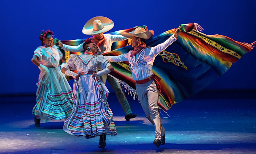 México tiene una rica tradición dancística que va desde las danzas prehispánicas hasta el ballet contemporáneo.