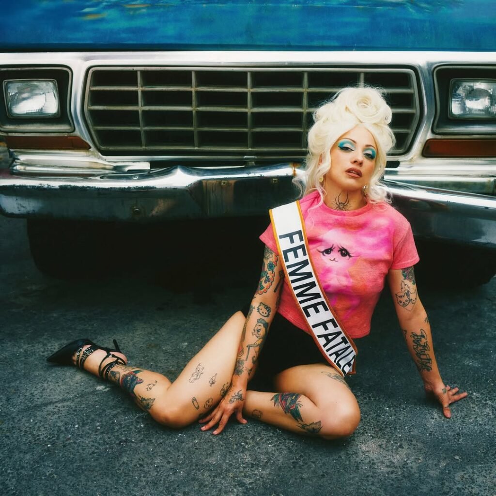 El tour refleja la dualidad de la “femme fatale”: una mujer fuerte, pensante y libre, capaz de desafiar los moldes sociales / Créditos: Instagram Mon Laferte.