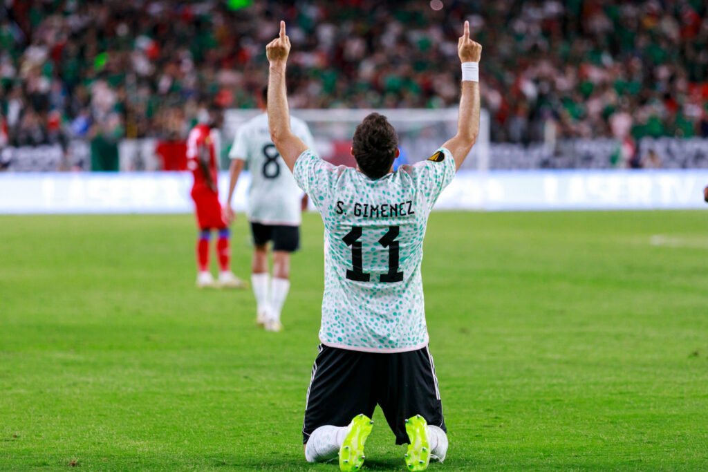 Su fichaje con el AC Milán, se consolidó como ariete titular.